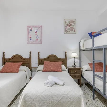 Casa Grande En El Centro De Conil Apartment